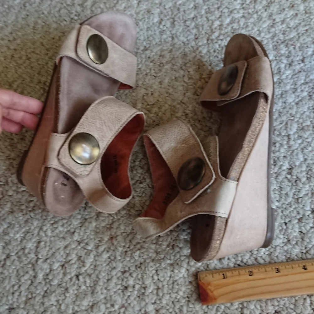 Taos Footwear the Carousel 3 Leather Ornamented Wedge Sandals size 8.5